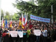 На главной площади Цхинвала прошел многотысячный митинг в поддержку поручения Президента РФ Владимира Путина